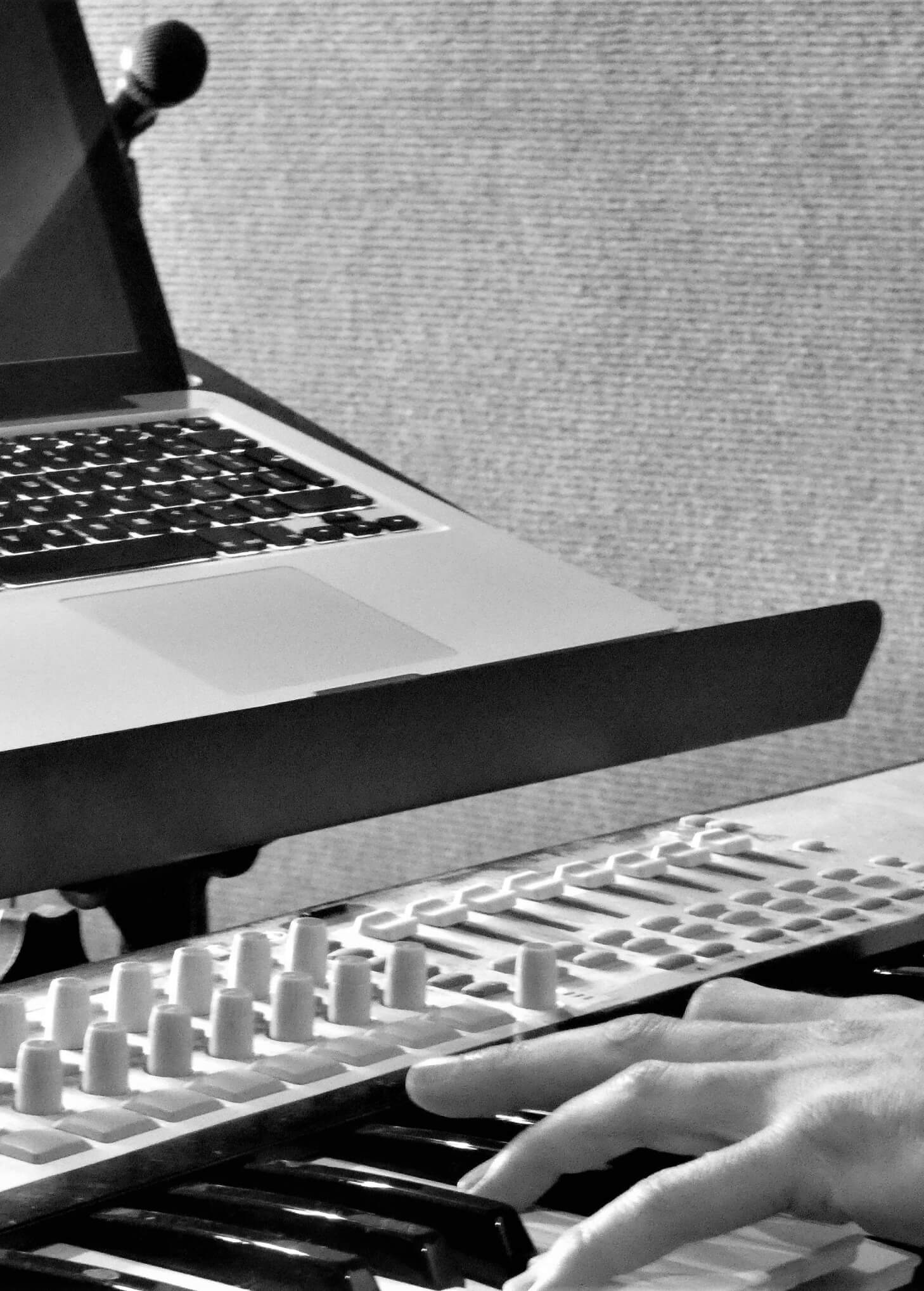 hands playing keyboard